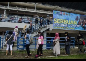 Ribuan Orang Berkerumun Saat Vaksinasi Massal di Stadion GBLA, Ridwan Kamil Minta Maaf