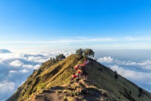 Viral! Dalam 3 Hari, Bule Prancis Ini Sukses Angkut 1,6 Ton Sampah Dari Gunung Rinjani