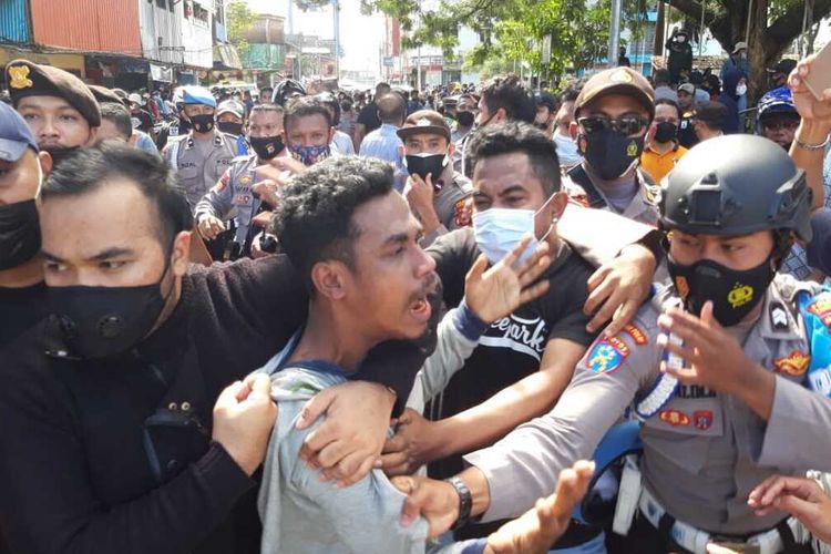 Blokade Sejumlah Jalan Dan Sandera Truk, Mahasiswa: Cabut PPKM Darurat! Bikin Sengsara Rakyat!
