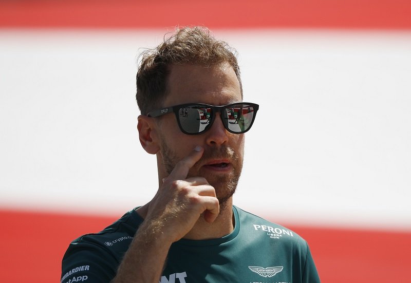 Wow! Usai Tampil di F1 GP Inggris 2021, Vettel Kumpulkan Sampah Penonton Yang Berserakan