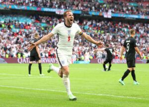 Rayakan Kemenangan Atas Jerman, Fans Inggris Ini Bugil Di Jalanan