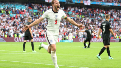 Rayakan Kemenangan Atas Jerman, Fans Inggris Ini Bugil Di Jalanan