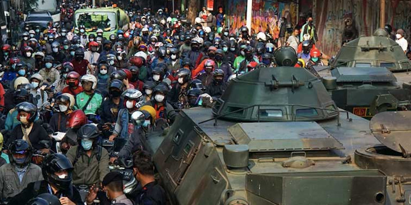 Banyak Tank di DKI Jakarta, Benny Harman: Yang Kita Lawan Ini COVID-19 Atau Amuk Massa?