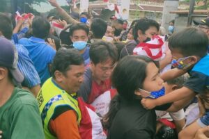 Warga Cirebon Berdesakan Rebutan Sembako Dari Jokowi, Bumil Terjatuh Anak-Anak Nangis