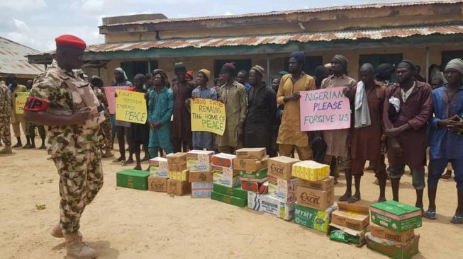 Pemerintah Nigeria Hadiahkan Indomie Bagi Teroris Boko Haram Yang Serahkan Diri