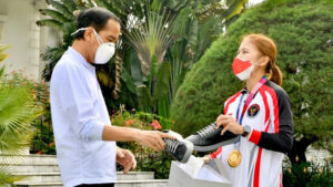 Persiapan Pensiun, Greysia Polii Tawarkan Sepatu Produksinya Ke Presiden Jokowi