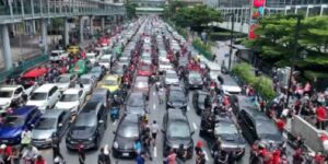 Protes Perpanjangan Lockdown, Ribuan Mobil dan Motor Banjiri Jalan-Jalan