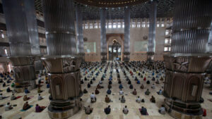 Viral! Ruang Utama Warna-Warni Seperti Lampu Disko, Ini Penjelasan Masjid Istiqlal