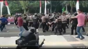 Polisi Banting Mahasiswa Yang Demo di Tangerang Hingga Kejang, Yan Harahap: Sangat Keji!