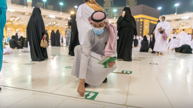 2 Masjid Suci di Makkah dan Madinah Beroperasi Dengan Kapasitas Penuh, Shalat Kembali Rapat