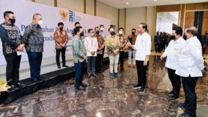 Singgung BUMN, Jokowi: Keenakan! Tiap Sakit Disuntik PMN, Tutup Saja!