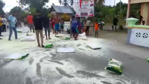Geger! Kecewa Berat, Warga Seram Bagian Barat Buang 1 Ton Beras di Jalan