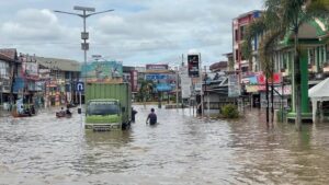 3 Pekan Banjir Rendam 35 Ribu Rumah Di Sintang Tak Juga Surut, Potret Kegagapan Urus Bencana