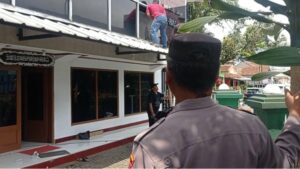 Geger! Kaca Masjid Jami Al-Barkah Tasikmalaya Pecah Dilempar Botol Miras Pemotor Misterius