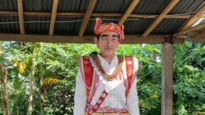 Viral! Warga NTT Arak Patung Jokowi Seberat 700 Kg Ke Puncak Gunung Sunu