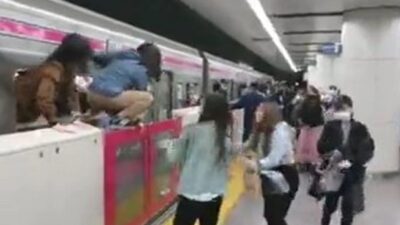 Pria Mengamuk Di KRL: Tusuk Penumpang, Lempar Cairan Asam dan Bakar Kereta