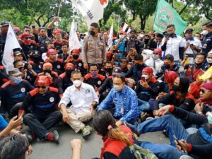 Di Hadapan Massa Buruh KSPI, Anies Baswedan Akui Kenaikan UMP DKI 2022 Terlalu Kecil