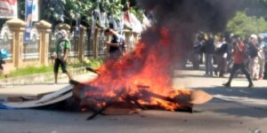 Honor Belum Dibayar, Ratusan Relawan PON XX 2021 Lakukan Aksi Pembakaran Di Kantor Otonom Papua
