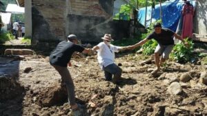 Terendam Lumpur Saat Tinjau Lokasi Banjir Lombok, Anggota Fraksi PDIP DPR Ini Menangis
