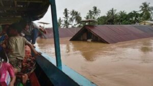 Banjir 2,5 Meter Rendam Rumah Setinggi Atap, Warga Mandailing Natal Terpaksa Tinggal di Perahu
