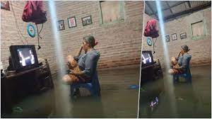 Epik! Nenek Di Lampung Ini Tetap Asik Nonton Sinetron Meski Rumahnya Terendam Banjir