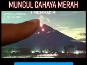 Viral! Video Kelebat Cahaya Merah di Puncak Semeru, Netizen Kaitkan Dengan Hal Mistis