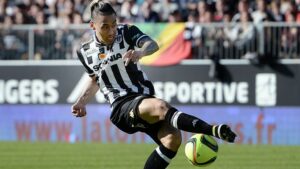 Striker Laos Keturunan Prancis, Billy Ketkeophomphone Tak Berkutik Di Tangan Bek-Bek Indonesia