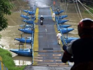 Omset Tembus Rp.30 Juta Per Hari, Jembatan Perahu Milik Haji Endang Di Karawang Viral di Medsos