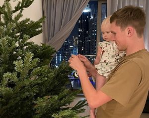Rayakan Natal Bersama Keluarga, Viktor Axelsen Asyik Hias Pohon Bersama Sang Putri