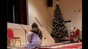 Heboh! Beredar Foto Pohon Natal Di Dalam Masjid, Toleransi Atau Hoax?