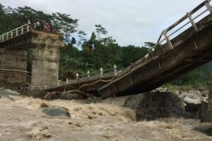 Tersapu Banjir Deras, Jembatan di Lamongan Ini Ambruk dan Hanyut