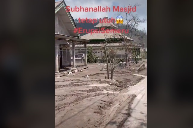 Viral! Masjid Di Lereng Semeru Tetap Utuh Meski Diterjang Erupsi, Netizen: Masya Allah!