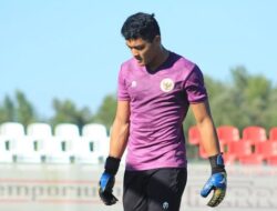 Kepalanya Benturan Keras Dengan Gelandang Borneo FC Kei Hiroshe, Kiper Persik Kediri Dilarikan Ke RS