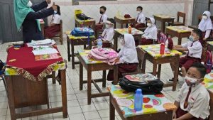 Omicron Menggila, 5 Organisasi Medis Minta Evaluasi PTM Untuk Anak Usia di Bawah 11 Tahun