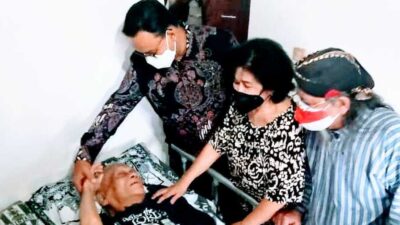 Anies Baswedan Jenguk dan Bantu Perawatan Sastrawan Remy Sylado Yang Sakit Stroke