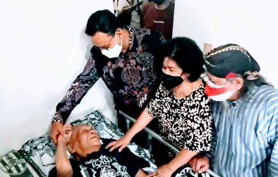 Anies Baswedan Jenguk dan Bantu Perawatan Sastrawan Remy Sylado Yang Sakit Stroke