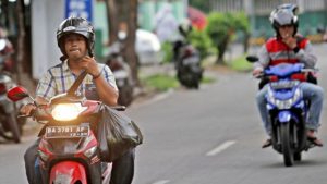 Abu Rokok Pemotor Makan Korban Lagi, Ini Sanksi Nyetir Sambil Merokok