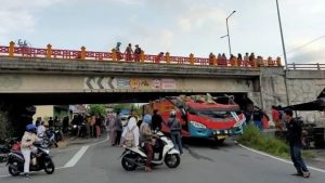 Bus Sipirok Nauli Terbelah Saat Melewati Terowongan Jembatan Layang Padang Panjang
