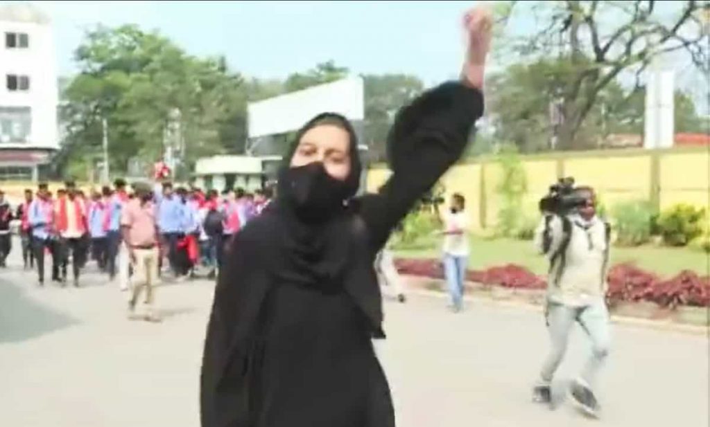 Menentang Demo Anti Hijab Sambil Teriakkan Takbir, Bibi Muskan Dihadiahi Rp.100 Juta