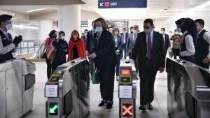 Saat Anies Baswedan Ajak Mendag Inggris Ngopi Bareng Hingga Tur Jakarta Naik MRT