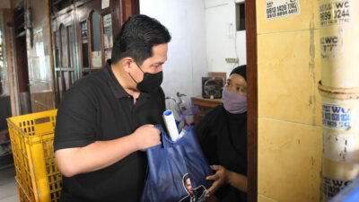 Blusukan Ke Gang Sempit, Erick Thohir Lunasi Utang Warga dan Beri Modal Usaha
