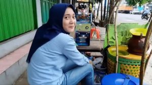 Viral! Penjual Dawet Ayu Cantik di Banyumas Tunggu Pembeli, Identitasnya Terungkap