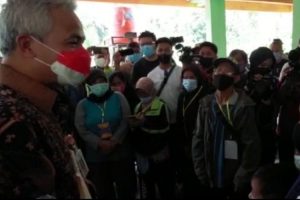 Letakkan Hasil Alam di Depan Gubernur Ganjar, Warga Desa: Wadas Sudah Sejahtera Tanpa Tambang