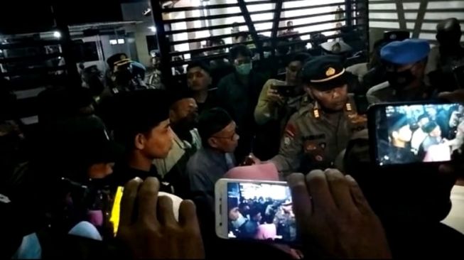 Polisi Tangkap Habib Yusuf Alkaf Karena Tuduhan Pencabulan, Ratusan Warga Kepung Mapolres Pamekasan