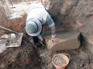 Ekskavasi Situs Gemekan Mojokerto, Ditemukan Prasasti Batu Andesit Bertuliskan Aksara Jawa
