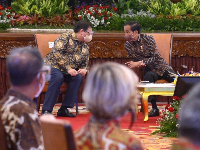 Jokowi Loloskan 14 Nama Calon Dewan Komisioner OJK ke DPR, Siapa Saja?