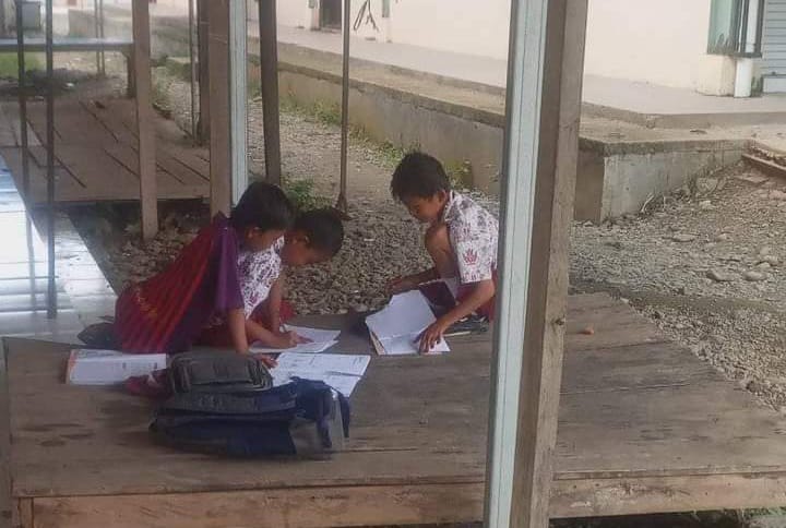 Belum Vaksin, 2 Siswa SD Disuruh Pulang dan Terpaksa Belajar di Pasar