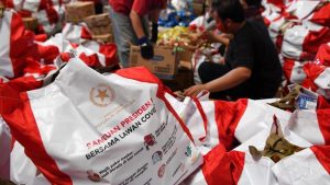 Puluhan Warga Solo Jatuh Bangun Rebutan Sembako Bantuan Presiden Jokowi