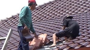 Viral! Genteng Puskesmas di Semarang Dibongkar Pemborong Karena Proyek Rp.650 Juta Belum Lunas