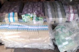 Misteri Uang Rp.5 Miliar Ditemukan Polisi Dalam 2 Mobil di Mojokerto